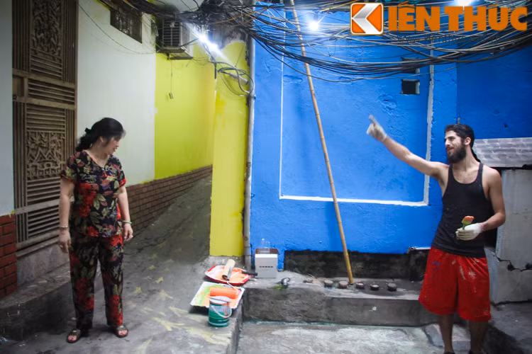 Tiếp lời bác Thủy, chị Đỗ Thúy Hồng (chủ nhà nơi mà Scott Matt đang thuê) chia sẻ: "Sau khi chứng kiến việc làm Scott, phản ứng của những người xung quanh hết sức tốt đẹp, bởi trước đây khi này là khu nhà ẩm thấp, mùi xú uế bay thẳng vào nhà. Đặc biệt mỗi khi trời nồm thì ăn cơm cũng mất ngon. Nhưng từ ngày chàng trai 23 tuổi đến từ Mỹ này thực hiện hành động của mình con ngõ nhỏ trở nên có sức sống và tràn ngập màu sắc hơn. Tôi rất vui vì điều này".