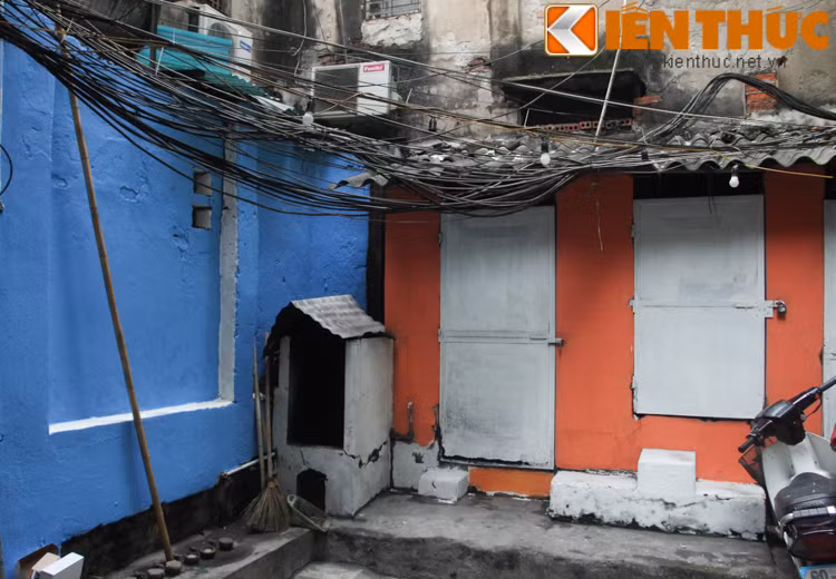 Từ một con ngõ cũ kĩ, ẩm thấp nằm giữa lòng phố cổ nơi những cửa hàng vàng, bạc buôn bán tấp nập.... Qua bàn tay tỉ mỉ của anh chàng người Mỹ to con và khéo léo đã trở nên sinh động và đầy màu sắc.