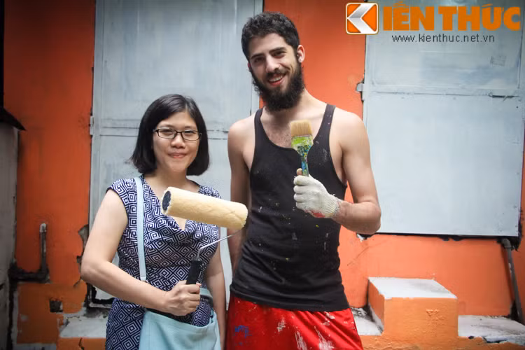 Khi được hỏi cảm nghĩ về hành động của chàng trai Tây 23 tuổi với con ngõ nơi mình đang sinh sống nhiều người dân trong ngõ bày tỏ ra mặt sự cảm kích và sung sướng. Bác Thủy (60 tuổi) hiện là cư dân sống trong ngõ 50 Hàng Bạc chia sẻ: "Scott là một người có tâm và có đức, dù chỉ là khách nhưng cậu ta đã làm điều mà những hộ dân sống hàng chục năm ở cái ngõ nhỏ này chưa ai nghĩ tới và chưa ai dám làm".