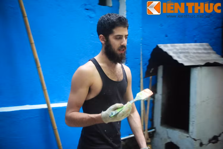 Chàng trai Tây - Scott Matt vừa làm việc vừa tếu táo trêu PV bằng những câu nói bằng tiếng Việt bập bẹ nghe hết sức vui tai.