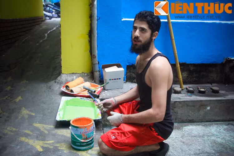 Nhận thấy nơi mình sống đã thực sự xuống cấp với những mảng tường tróc lở và mùi ẩm mốc có thể gây ảnh hưởng tới sức khỏe của bản thân và những vị hàng xóm của mình, chàng "soái ca râu quai nón" đã thực hiện kế hoạch "tân trang" cho con ngõ nhỏ số 50 Hàng Bạc.