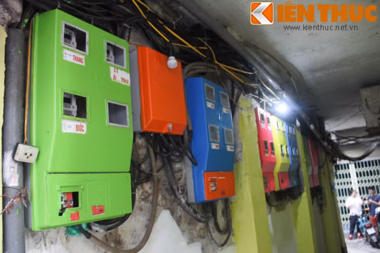 Người tạo ra sự khác biệt, tạo sức hút cho con ngõ 50 Hàng Bạc là anh chàng có tên Scott Matt (23 tuổi) quốc tịch Mỹ hiện đang sinh sống tại Hà Nội và làm nghề giáo viên tại một trung tâm Anh ngữ.