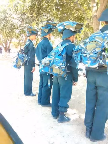 Hình phạt đứng giữa trời nắng còn được chuyển thể bá đạo hơn bằng cách đội chăn gối lên đầu và đứng nghiêm để chúng không rơi xuống đất.