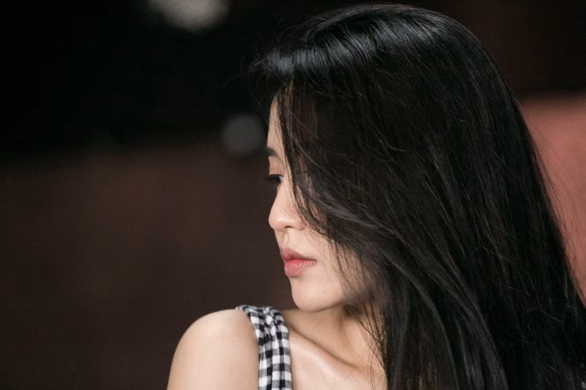 Thậm chí, theo nhiều người nhận xét đây là kiểu makeup hợp với Bích Phương nhất từ trước đến nay. Phần cũng vì thần thái hút mắt, trong trẻo của giọng ca "Bùa Yêu".