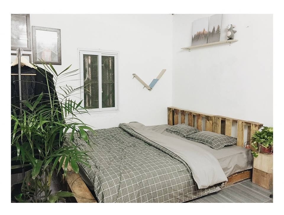 Toàn bộ việc tu sửa, sơn tường hay cắt gỗ làm đồ dùng trong nhà đều được Công Anh tự tay thực hiện và mang bản sắc riêng của anh chàng.