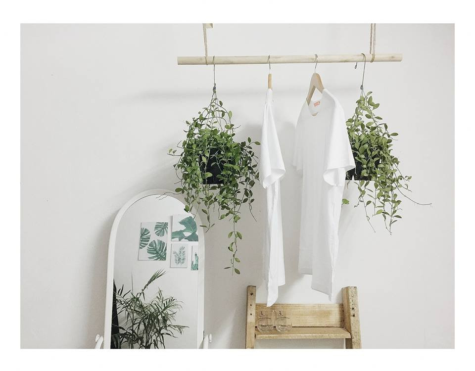 Từ những vật liệu đơn giản như gỗ đóng kiện hàng, Công Anh đã hô biến thành chiếc ghế vừa trang trí vừa để ngồi.