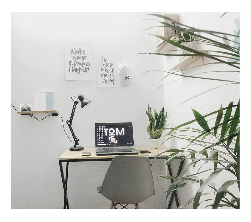 Góc làm việc màu trắng tinh khôi của Công Anh được tự tay anh bạn decor.