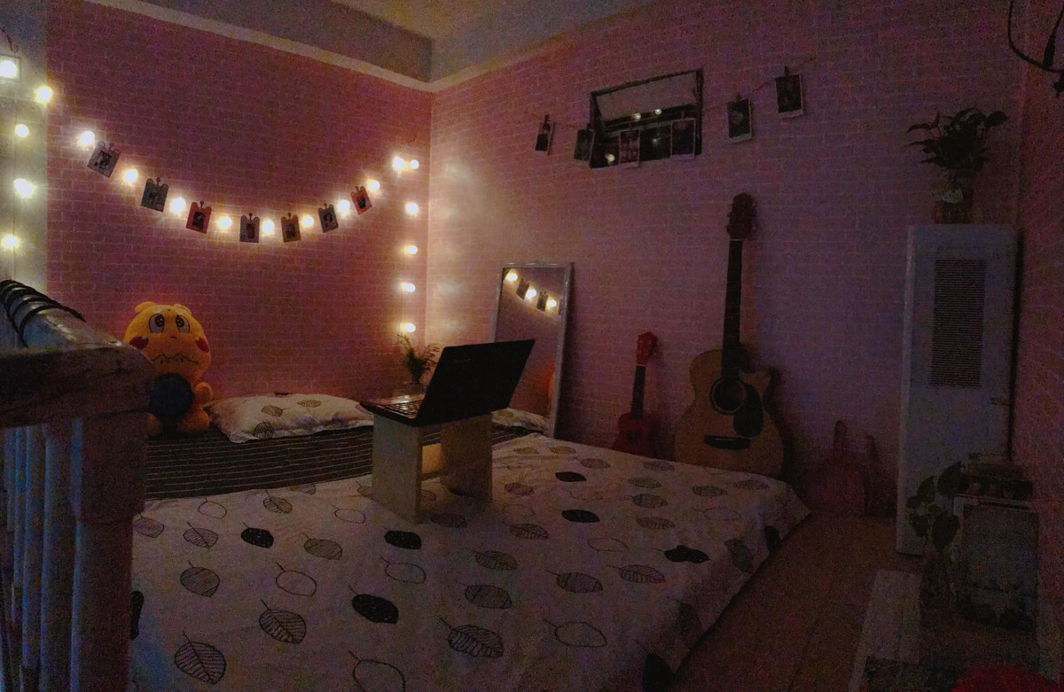 Đầu tư mua những bộ giấy dán tường đẹp mắt, thêm vài phụ kiện trang trí nhỏ nhắn, xinh xắn, Minh Phượng đã tự tay "hô biến" căn phòng trọ vốn nhếch nhác, sơ sài với vài mảng tưởng mốc đen, bong tróc sơn thành căn phòng sang chảnh, tiện nghi chẳng kém gì ở nhà.