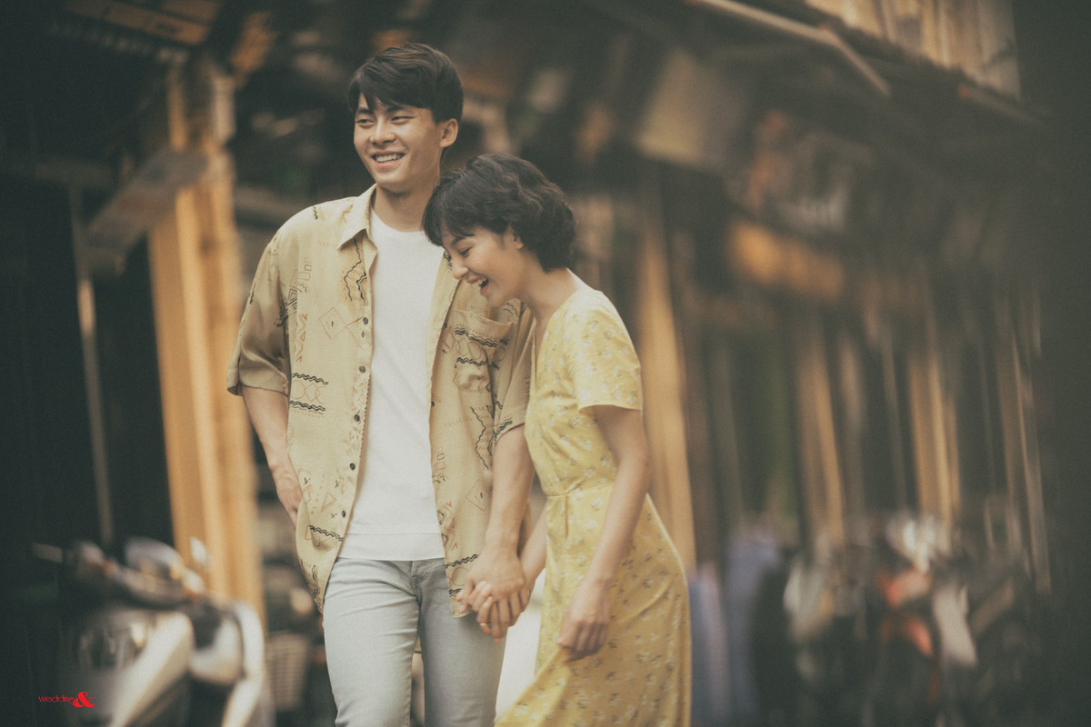 Sự vui tươi đối lập với màu ảnh tạo nên thành công cho bộ ảnh.