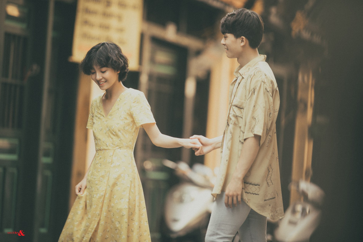 Từng biểu cảm của nhân vật chính trong bộ ảnh màu phim cổ giữa phố Hà Nội tấp nập khiến nhiều người cảm thấy vô cùng ưng ý.