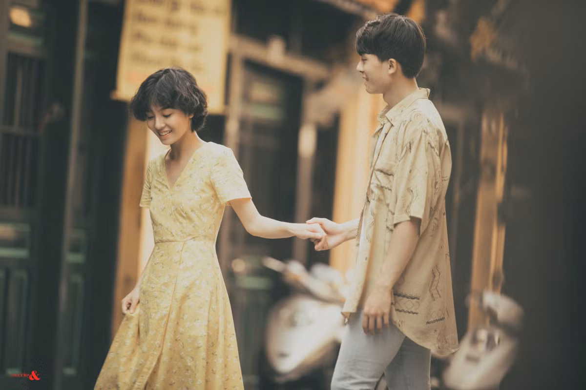 Từng biểu cảm của nhân vật chính trong bộ ảnh màu phim cổ giữa phố Hà Nội tấp nập khiến nhiều người cảm thấy vô cùng ưng ý.