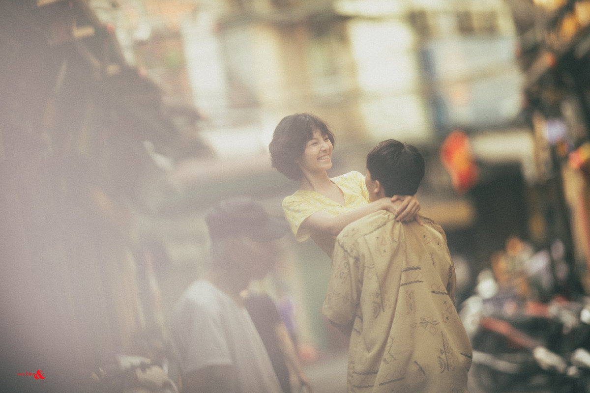 Mới đây, trên fanpage quy tụ những người yêu nhiếp ảnh, bộ ảnh cưới màu phim cổ lấy bối cảnh giữa phố cổ Hà Nội được đăng tải và nhanh chóng trở thành tâm điểm chú ý của nhiều người.