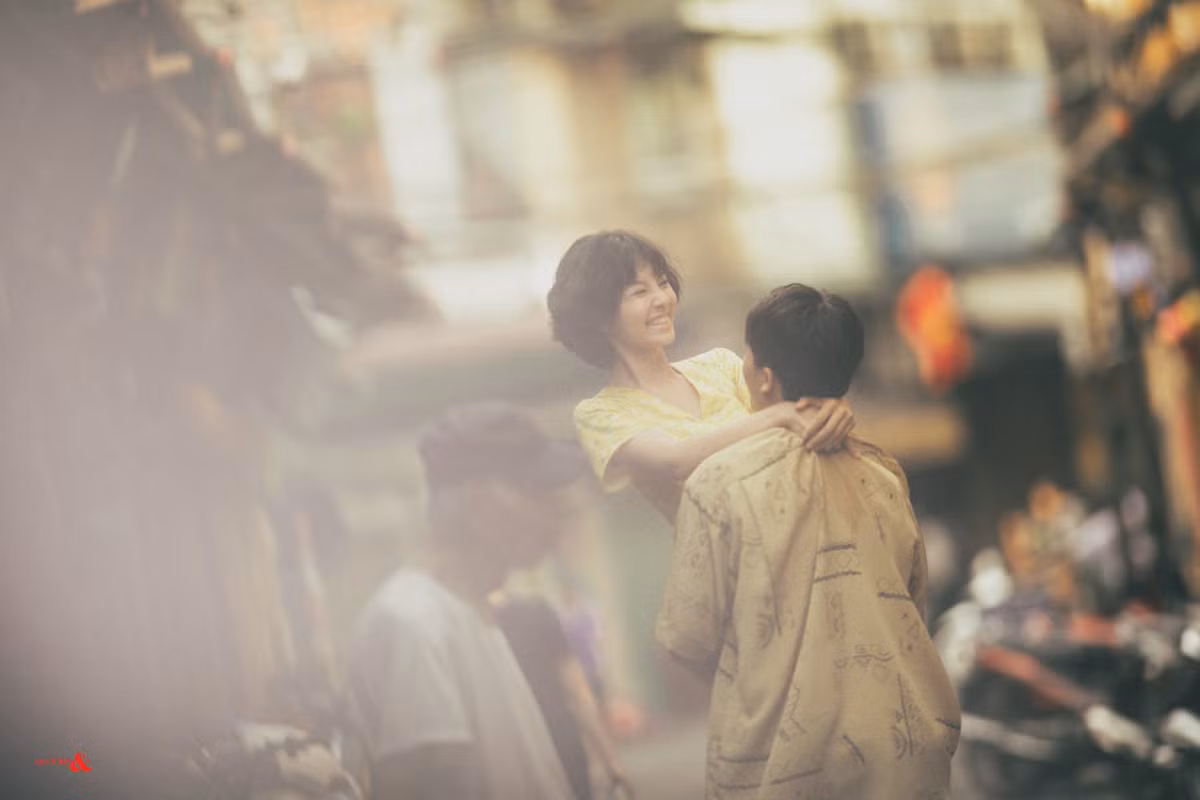 Mới đây, trên fanpage quy tụ những người yêu nhiếp ảnh, bộ ảnh cưới màu phim cổ lấy bối cảnh giữa phố cổ Hà Nội được đăng tải và nhanh chóng trở thành tâm điểm chú ý của nhiều người.