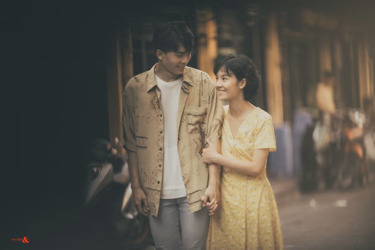 Không màu mè tươi sáng, bộ ảnh cưới phố cổ Hà Nội lại là sự kết hợp của một chút tông màu retro hoài cổ với phong cách chụp ảnh date snap nổi danh của Hàn Quốc.