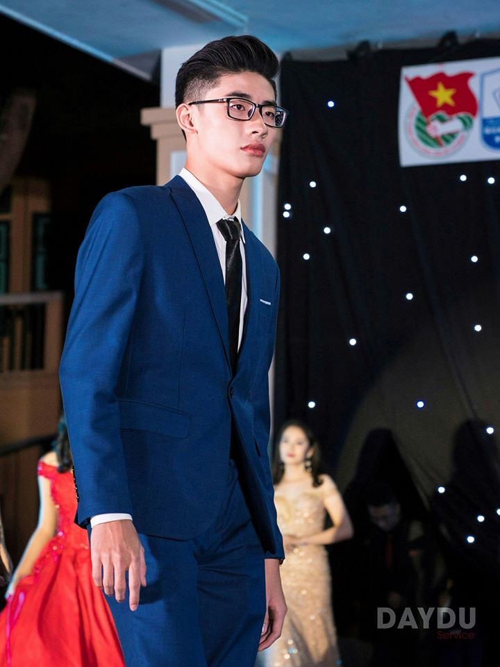 Với những câu từ như "Em ơi em thì bằng hc trên lam đa. Ánh mắt của em có bước sóng nào làm tim anh tan ra" hay "Pi thì chắc chắn bằng 3.14. Em mà cười thì tim anh nó sẽ khốn đốn", chàng nam sinh hát rap nhanh chóng chinh phục được tai nghe khó tính của nhiều dân mạng