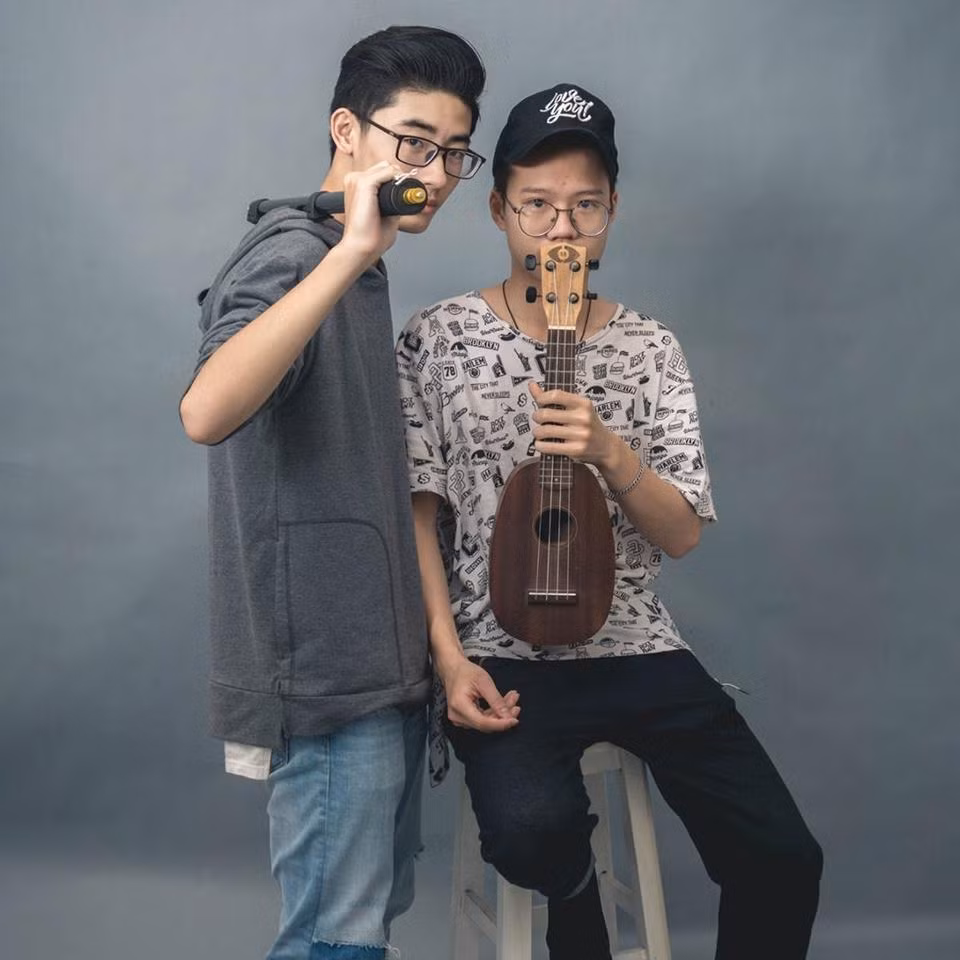 Theo dõi trang cá nhân của Xuân Đức, anh chàng này thường xuyên chia sẻ những cách học tốt môn Hóa và Vật Lý nhằm giúp bạn bè có thể học tốt hai môn khoa học "khô khốc" này.