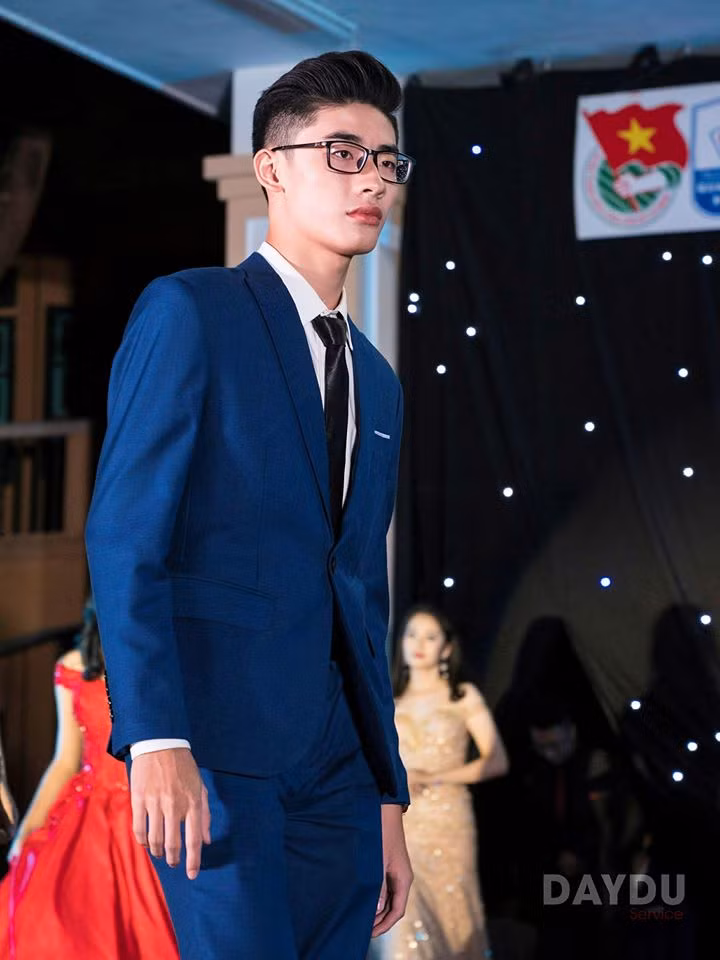 Với những câu từ như "Em ơi em thì bằng hc trên lam đa. Ánh mắt của em có bước sóng nào làm tim anh tan ra" hay "Pi thì chắc chắn bằng 3.14. Em mà cười thì tim anh nó sẽ khốn đốn", chàng nam sinh hát rap nhanh chóng chinh phục được tai nghe khó tính của nhiều dân mạng