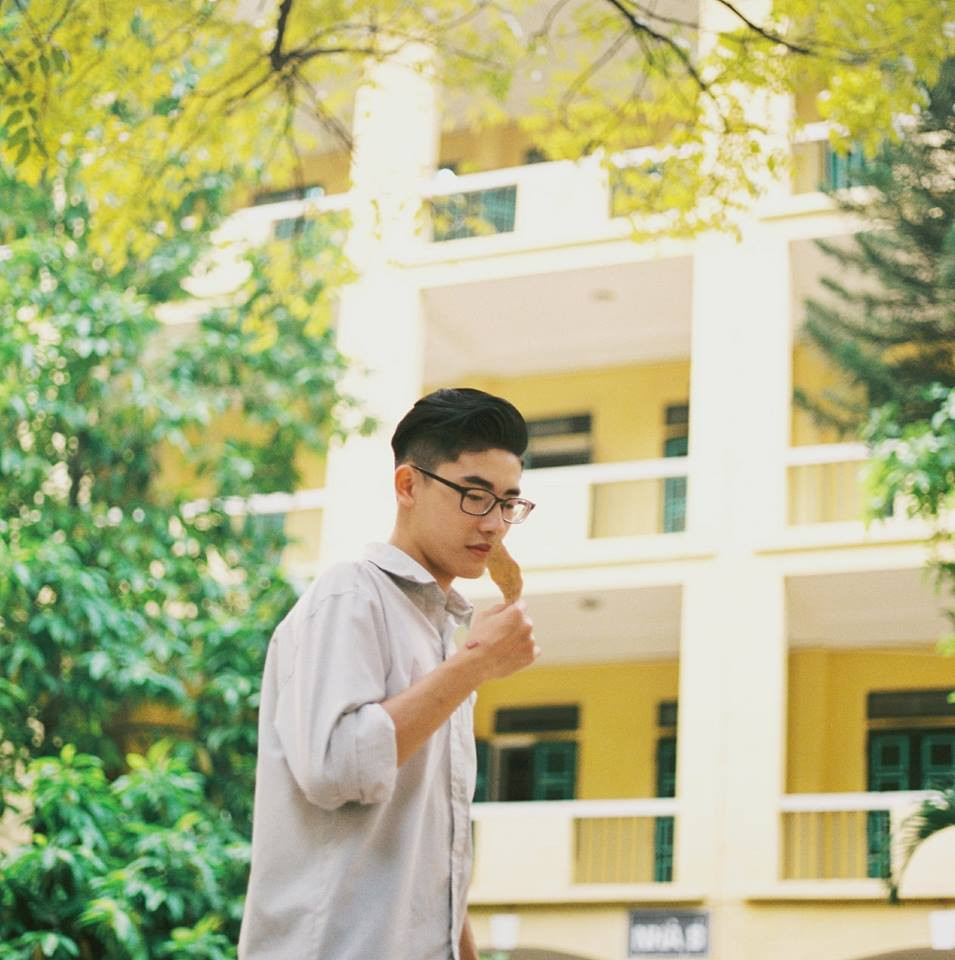 Gương mặt điển trai cùng nụ cười khá duyên, Xuân Đức nhanh chóng chiếm cảm tình của nhiều bạn nữ không chỉ trong trường mà còn trên mạng xã hội.