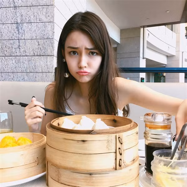 Maxi còn được mệnh danh là con lai tiêu biểu của đất nước Trung Quốc nhờ nhan sắc của mình.