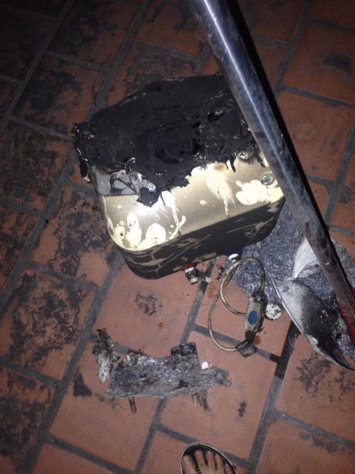 Cũng theo anh T, ngay hôm sau gia đình đã gọi thợ đến sửa và lắp bình mới. Được biết, chiếc bình nóng lạnh này không có bảo hành và đã được sử dụng trên 7 năm.