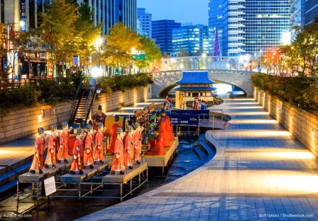 Lễ hội đèn lồng cũng là một trong những nét hấp dẫn ở Hàn Quốc. Sự kiện văn hóa này được tổ chức vào dịp lễ Phật đản tại các thành phố lớn như Seoul hay Busan.