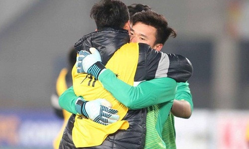 Bùi Tiến Dũng, người thi đấu xuất thần trên chấm 11m được thưởng nóng 500 triệu đồng.