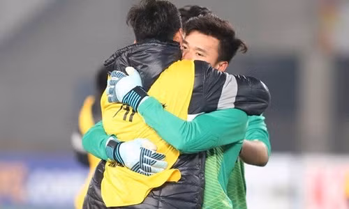 Bùi Tiến Dũng, người thi đấu xuất thần trên chấm 11m được thưởng nóng 500 triệu đồng.