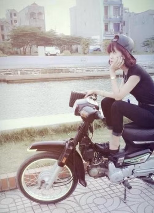 Ở thời điểm hiện tại, các cô nàng thường "khoác lên mình" những vật dụng hàng hiệu như túi xách, đồng hồ và đi xe ga "sang chảnh". Vì thế mà hình ảnh của các cô gái xinh đẹp, mộc mạc "cưỡi" trên chiếc "Dream chiến" huyền thoại đã khiến dân mạng bất ngờ và phải chú ý.