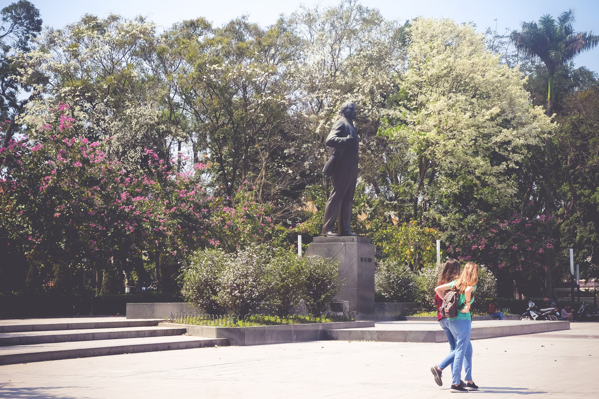 Xung quanh tượng đài trong công viên Lenin, bạn cũng tìm thấy nhiều cây sưa đang rộ nở, xen lẫn những cây hoa ban tím, nếu đi trên đường Điện Biên Phủ.