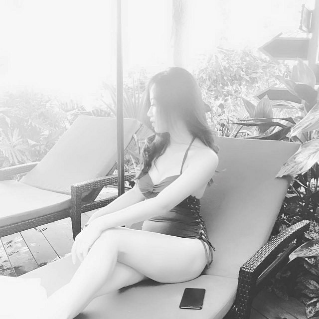 Nếu như trong clip, mặt của cô gái tên Diên khá to và thân hình không được chuẩn thì những bức ảnh đã qua chỉnh sửa lại là một cô gái xinh đẹp và body chuẩn Hoa hậu.