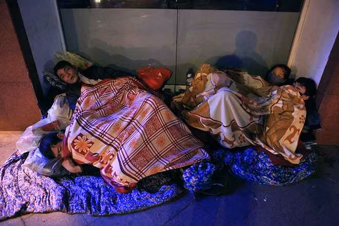 Đồng cảnh ngộ với anh Cương còn rất nhiều người khác cũng vì chăm sóc người nhà nằm viện mà phải ngủ đường, ngủ chợ như anh. Theo chia sẻ của chị Tuyết Mai (34 tuổi, Thanh Hóa) nói: "Mình ra Hà Nội để chăm người nhà ốm, nằm bệnh viện. Nhưng không tìm được nhà trọ để thuê nên đành ngủ bờ ngủ bụi. Lạnh lắm cậu ạ! nhưng chẳng biết làm sao nữa thôi có sao ngủ vậy. Khi thì tấm bạt, hôm nào nhờ được tấm đệm mỏng hoặc cái chăn của người ngồi cùng thì ấm hơn".