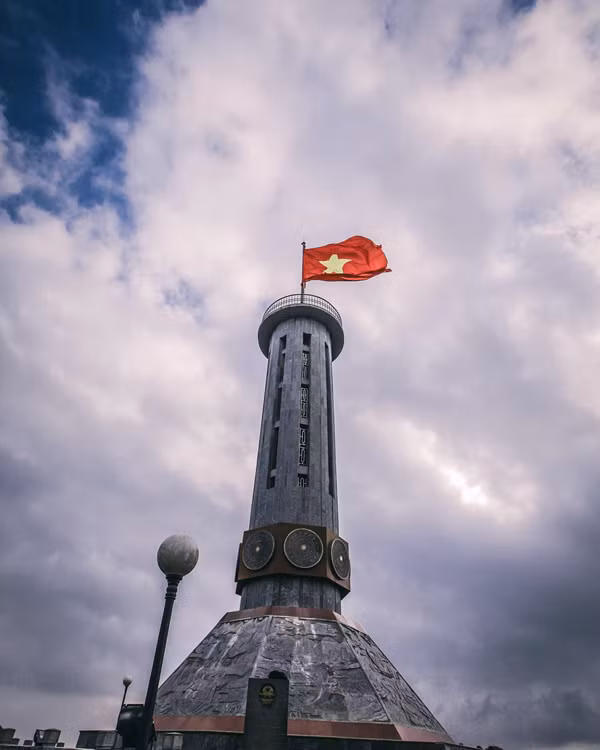 Cột cờ Lũng Cú, nơi đánh dấu chủ quyền thiêng liêng của Tổ quốc. (Ảnh: khangbui93).