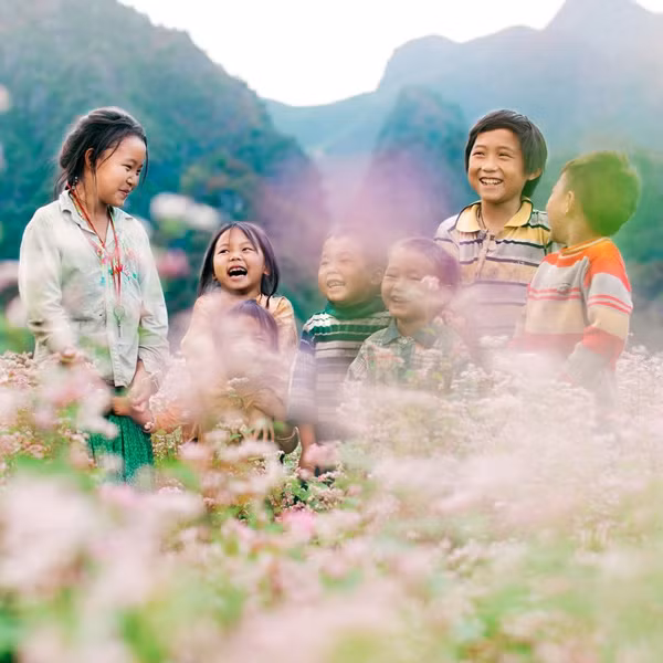 Những đứa trẻ với nụ cười tươi rói tại Hà Giang giữa vườn hoa tam giác mạch. (Ảnh: dotam).