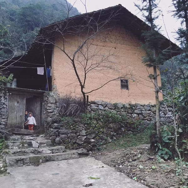 Mảnh đất Hà Giang hiện ra đẹp như một bức tranh cổ tích với những ngôi nhà tường đất mái tranh. (Ảnh: m_i_n_d_a_e)