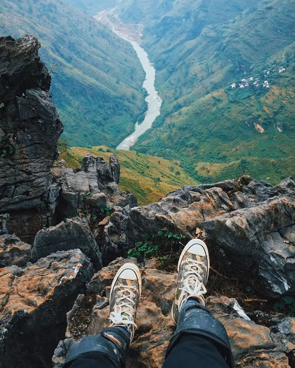Đã đến Hà Giang thì không thể bỏ qua những con đèo hiểm trở dẫn tới đỉnh Mã Pì Lèng. Đây là ‘vua của những con đèo miền Bắc’ vừa có chút gì đó gai góc, gồ ghề vừa mang một vẻ mềm mại, đẹp như một bức tranh. (Ảnh: ducvietnguyen_).