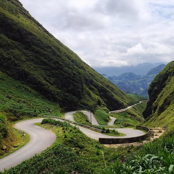 Đường ở Hà Giang là những khúc cua tay áo giữa núi đá tai mèo dựng đứng, là những đoạn đường thẳng với hai bên là lúa chín thơm thơm, là những áng mây lảng vảng lúc sáng sớm hay xế chiều. (Ảnh: jeansmithphoto).