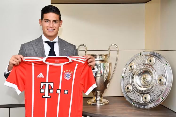 Đến Bayern, James lập tức bị người Real chỉ trích: Chia sẻ thông tin chuyển nhượng cầu thủ trên Marca, huyền thoại Hugo Sanchez cho biết: "James cần chứng tỏ rằng Zidane cần cậu ấy ở mọi trận đấu, không chỉ ngày hôm nay mà còn cả những trận đấu trong tương lai. Cậu ấy cần phải tỏ ra cứng cỏi và đó cũng là điều James đang thiếu. Để chơi bóng cho Real, bạn cần phải cố gắng qua từng ngày." Ảnh: Marca