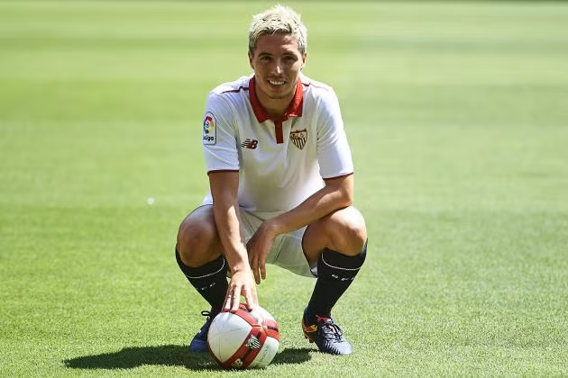 Bị Pep hắt hủi, người thừa của Man City vẫn đắt hàng: Cụ thể, người đại diện Migliaccio của Nasri cho biết: "Nasri hiện vẫn là người của Man City và chúng tôi đang xem xét về tương lai. Có khả năng cậu ấy sẽ sang Trung Quốc thi đấu. Cùng với đó tại Italia có hai CLB cũng quan tâm đến Nasri. Chúng tôi cũng đã có buổi nói chuyện rõ ràng. Cả hai đều là những CLB hàng đầu." Ảnh: Goal