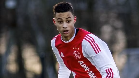 M.U có cầu thủ tấn công của Ajax: Trên trang cá nhân, Millen Baars, tiền vệ 16 tuổi người Hà Lan đã xác nhận việc anh đã gia nhập đội bóng nước Anh Manchester United trong hè này. Trước đó, Millen Baars khoác áo đội trẻ Ajax trong vòng 9 năm. Tuy nhiên, hai bên đã không thể đi đến một thỏa thuận trong mùa hè vừa qua và cầu thủ này ra đi như một vụ chuyển nhượng tự do.