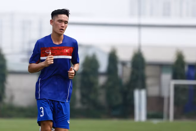 Trên sân tập, rất ít khi thấy Tấn Sinh cười đùa, điều này cho thấy áp lực từ sự cạnh tranh khốc liệt cho vị trí đá chính tại tuyển U23 Việt Nam là quá khắc nghiệt.