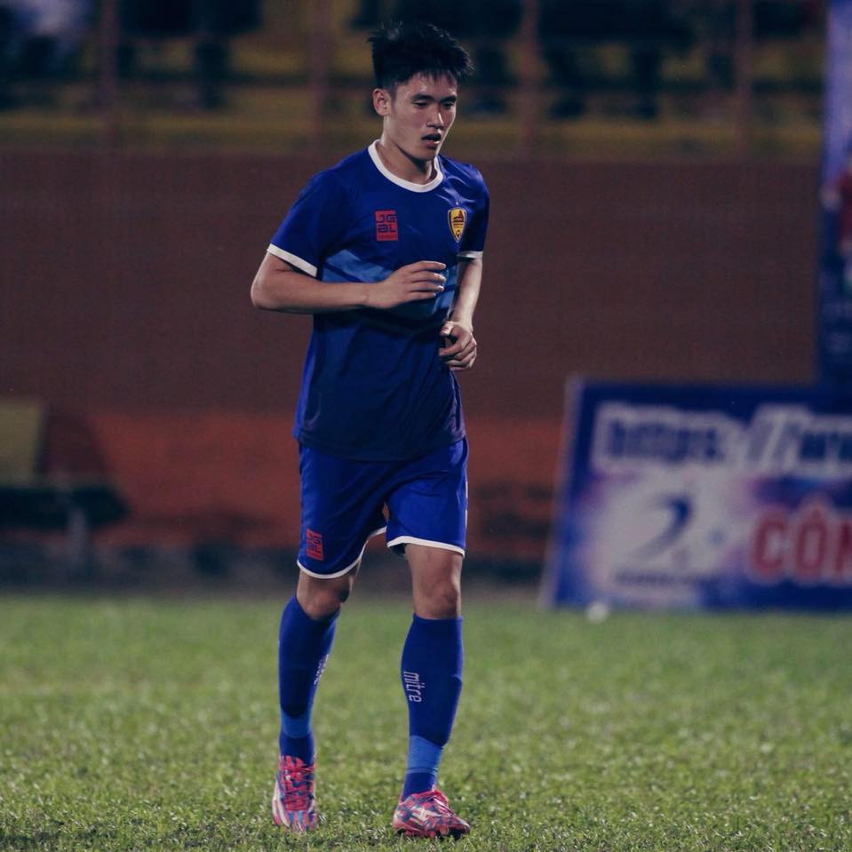 Huỳnh Tấn Sinh gây thiện cảm với gương mặt ưa nhìn cùng nụ cười hiền lành.