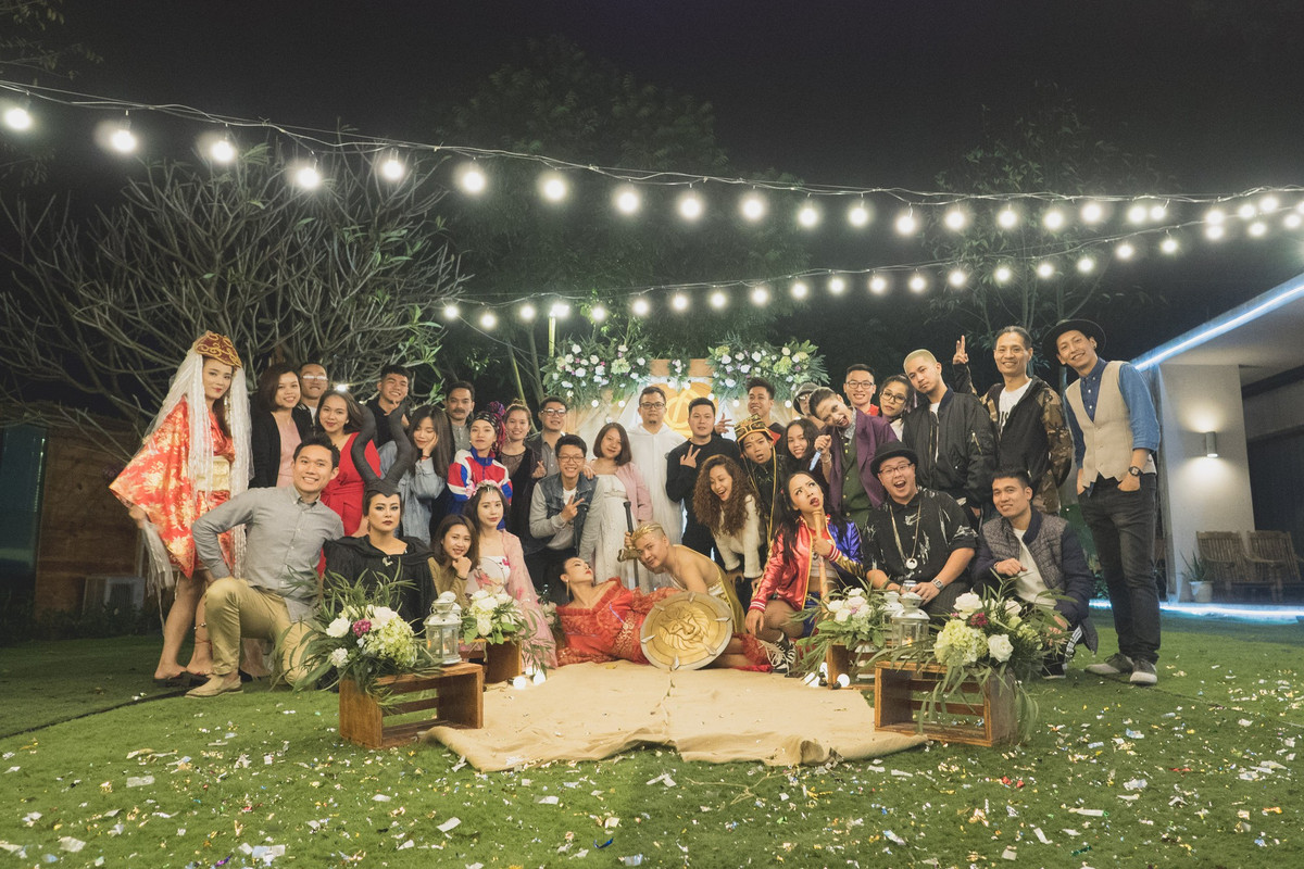 Về ý tưởng cho đám cưới thì ngay từ đầu, Ngọc Cương và Mỹ Lệ đã bàn bạc với vài người bạn thân rằng sẽ làm theo phong cách "bựa bựa" thế này mới đúng chất của các dancer.