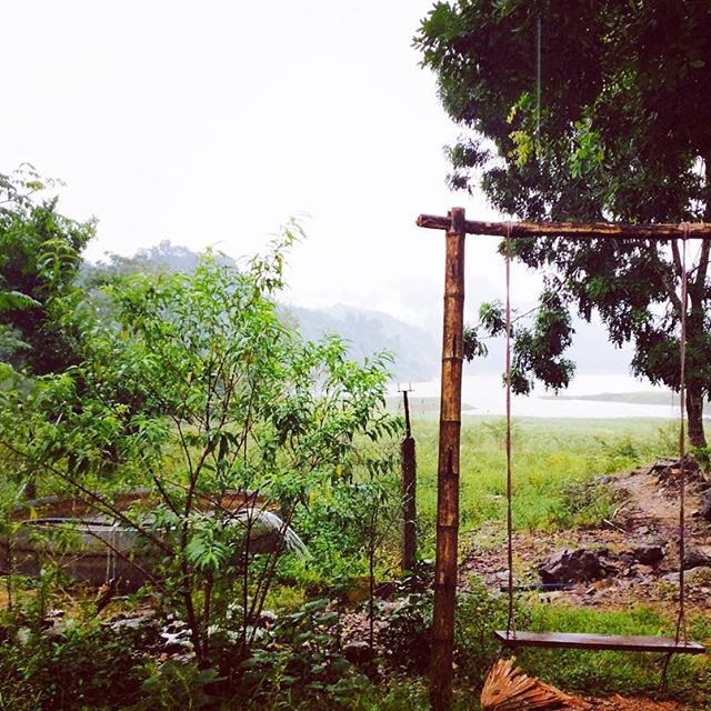 Thậm chí, còn vì Đà Bắc – miền đất hứa ấy có cảnh sắc thiên nhiên thơ mộng, có sông, có núi, có bản làng thôn xóm.