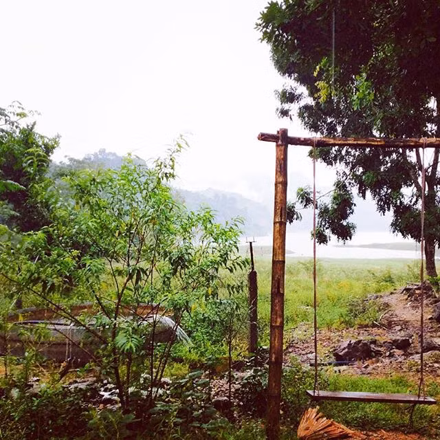 Thậm chí, còn vì Đà Bắc – miền đất hứa ấy có cảnh sắc thiên nhiên thơ mộng, có sông, có núi, có bản làng thôn xóm.