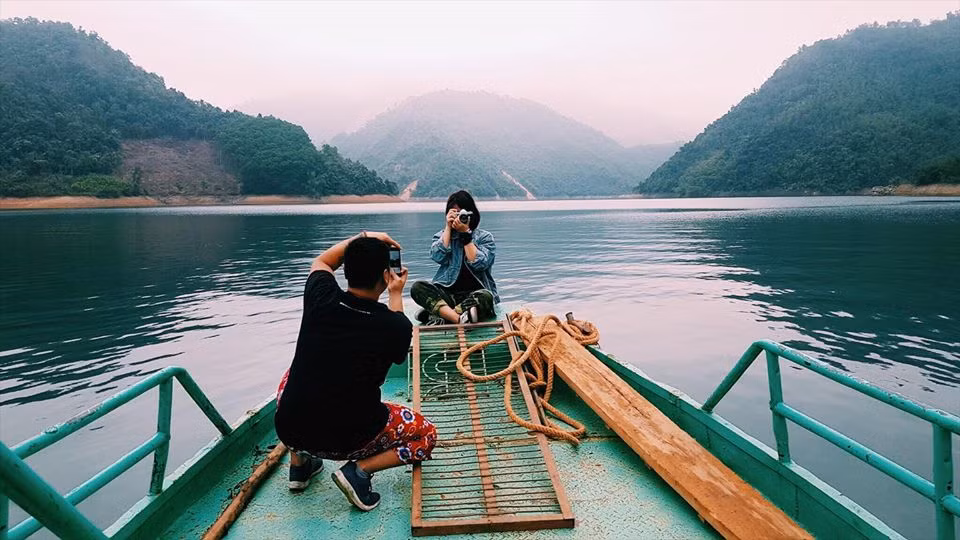 Bạn có thể thuê thuyền kayak từ bất cứ homestay nào, phương tiện đi lại giữa các điểm đưa đón cũng có thể được bố trí, thu xếp. Tất cả các homestay hiện nay đều đã được trang bị áo phao để cung cấp cho khách.