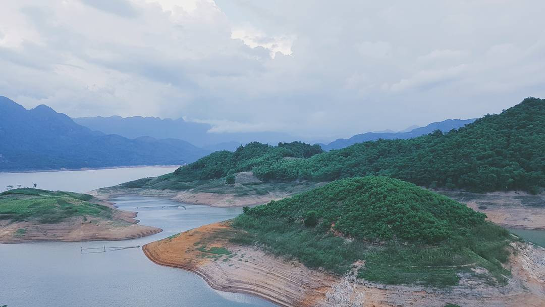 Thế nhưng ít ai biết rằng đây là một vùng đất mộng mơ, hoang sơ và ở đó có một khu du lịch sinh thái mang tên Đà Bắc từng gây xao xuyến cho không ít người đặt chân tới.