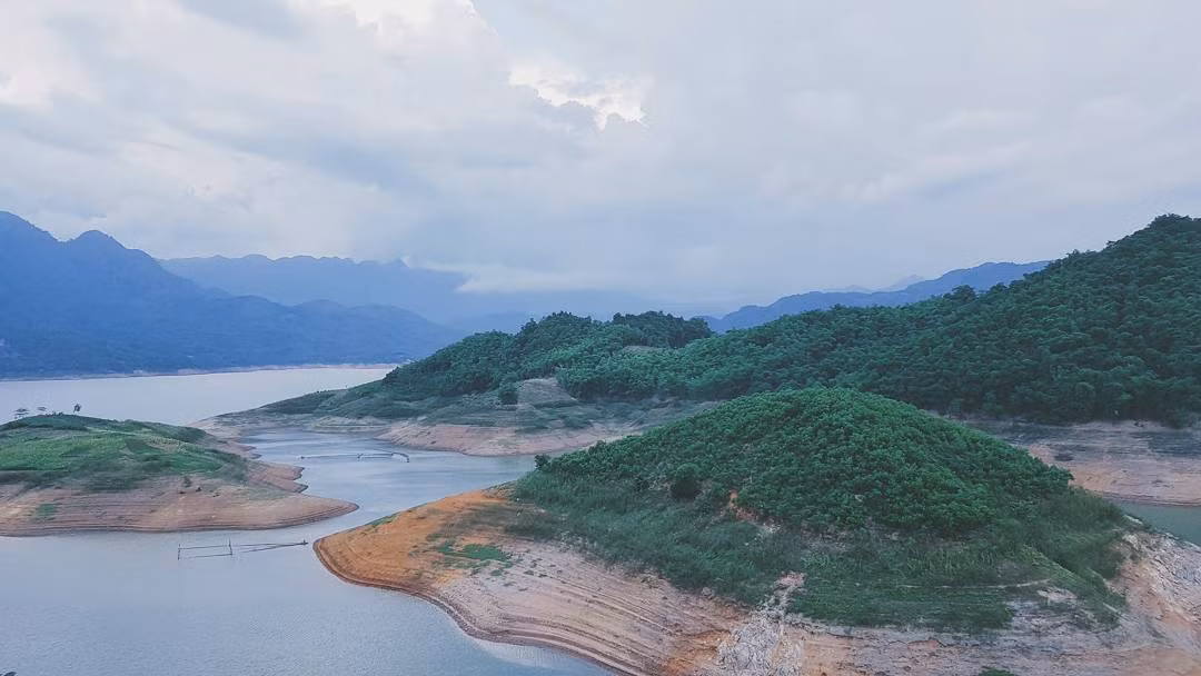 Thế nhưng ít ai biết rằng đây là một vùng đất mộng mơ, hoang sơ và ở đó có một khu du lịch sinh thái mang tên Đà Bắc từng gây xao xuyến cho không ít người đặt chân tới.
