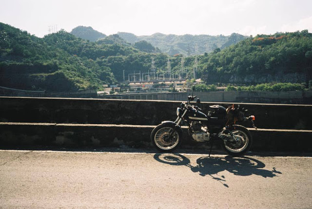 Cách Hà Nội 120km, khu du lịch Đà Bắc – Hòa Bình sẽ là điểm đến lý tưởng cho một chuyến đi chơi ngắn ngày gần Hà Nội. Không chỉ nói về cảnh đẹp mộc mạc, nên thơ ở nơi đây, khu du lịch dắt túi nhỏ xinh này sẽ còn khiến các bạn bất ngờ bởi một nền văn hóa đậm đà của dân tộc Mường, với nếp làng, phong tục, văn hóa từ nghìn đời.