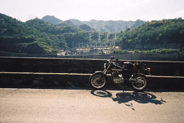 Cách Hà Nội 120km, khu du lịch Đà Bắc – Hòa Bình sẽ là điểm đến lý tưởng cho một chuyến đi chơi ngắn ngày gần Hà Nội. Không chỉ nói về cảnh đẹp mộc mạc, nên thơ ở nơi đây, khu du lịch dắt túi nhỏ xinh này sẽ còn khiến các bạn bất ngờ bởi một nền văn hóa đậm đà của dân tộc Mường, với nếp làng, phong tục, văn hóa từ nghìn đời.