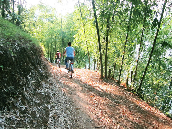 Đạp xe cũng là một trong những hoạt động hết sức hấp dẫn tại khu du lịch cộng đồng Đà Bắc. Với những con đường nhỏ, đường quê, rợp bóng tre 2 bên đường hay ôm lấy xung quanh lòng hồ, bạn sẽ được cảm nhận cảnh sắc thiên nhiên đẹp tuyệt, thanh bình, không khí trong lành, mát mẻ.
